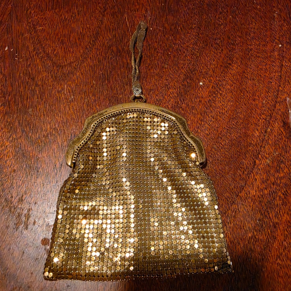 Whiting & Davis Vintage Gold Mesh Coin Purse Kiss Lock Wristlet Bag Made in USA